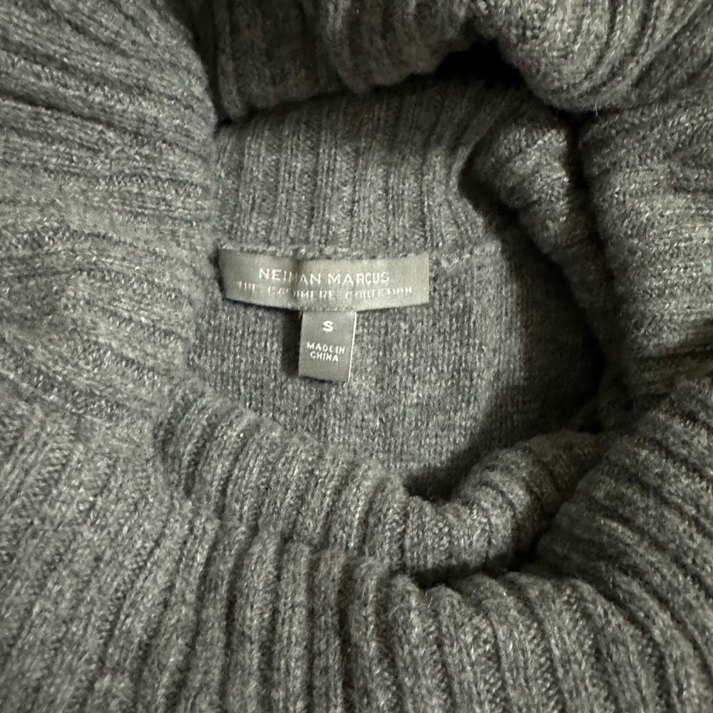 Neiman Marcus cashmere sleeveless turtleneck cable knit sweater tunic